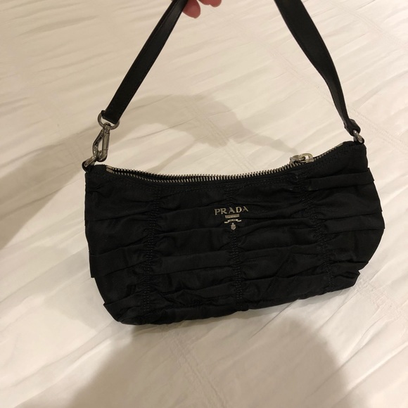 prada ruffle nylon bolsa